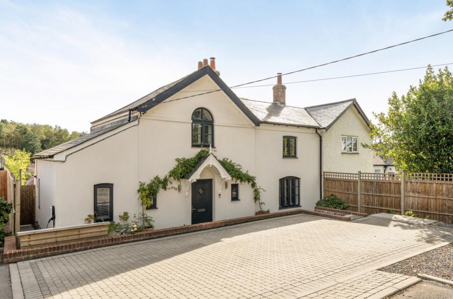 4 bedroom  semi-detached house for sale