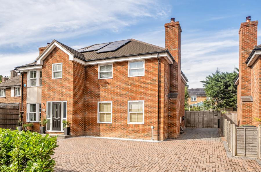 3 bedroom  semi-detached house for sale