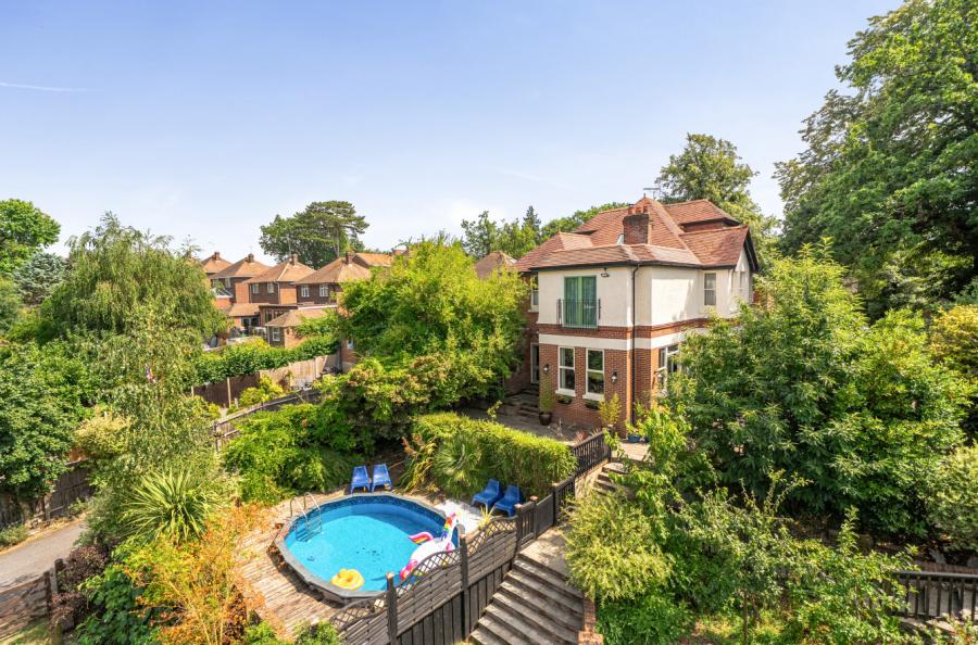 6 bedroom  detached house for sale