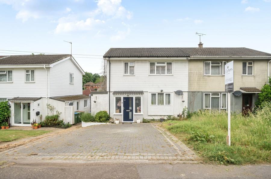 3 bedroom  semi-detached house for sale