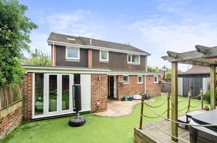 5 bedroom  detached house for sale