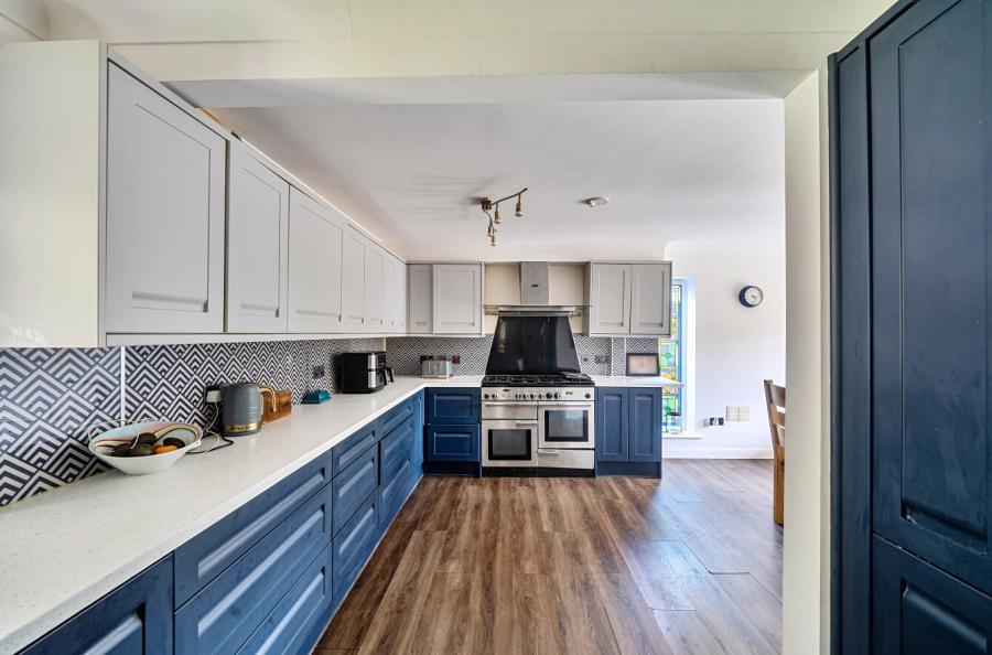 5 bedroom  detached house for sale