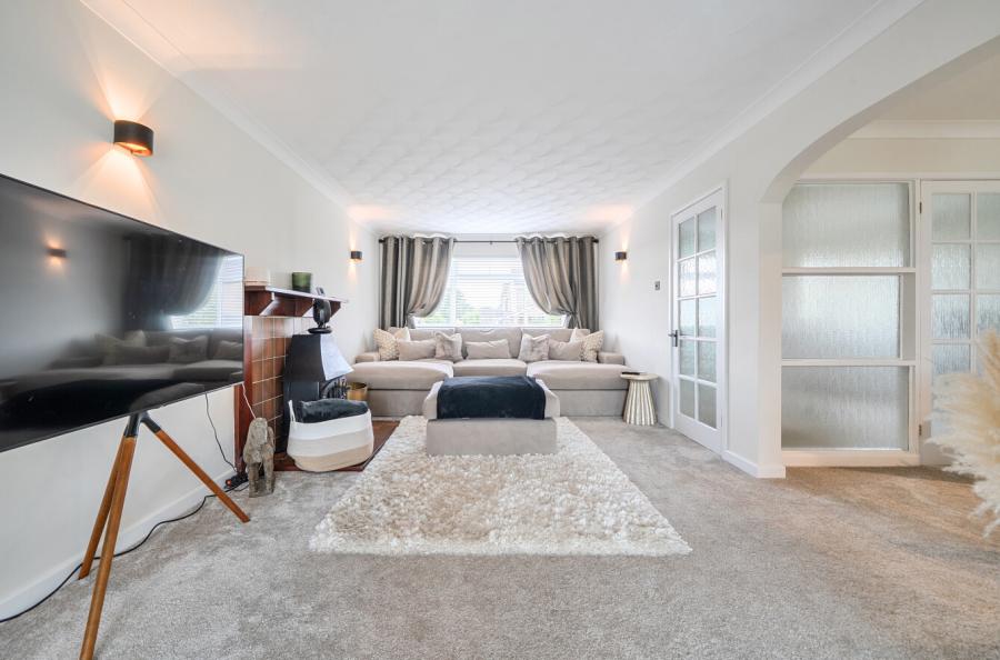 3 bedroom  detached garage/parking space to rent