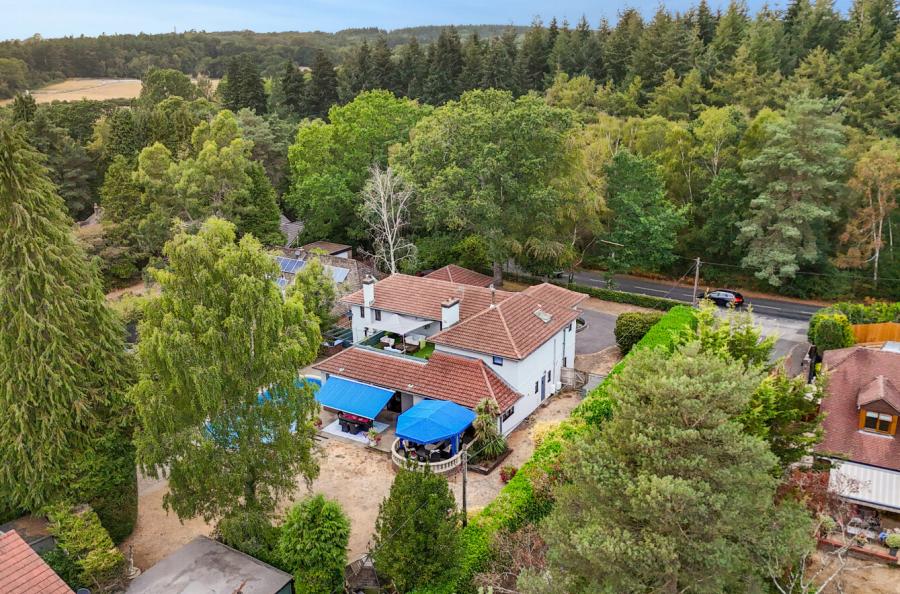 5 bedroom  detached house for sale