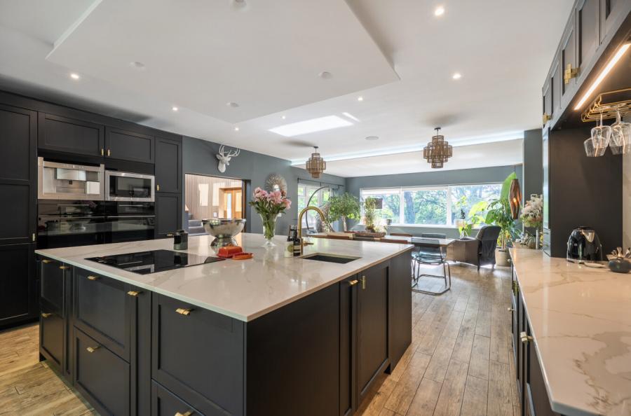 5 bedroom  detached house for sale