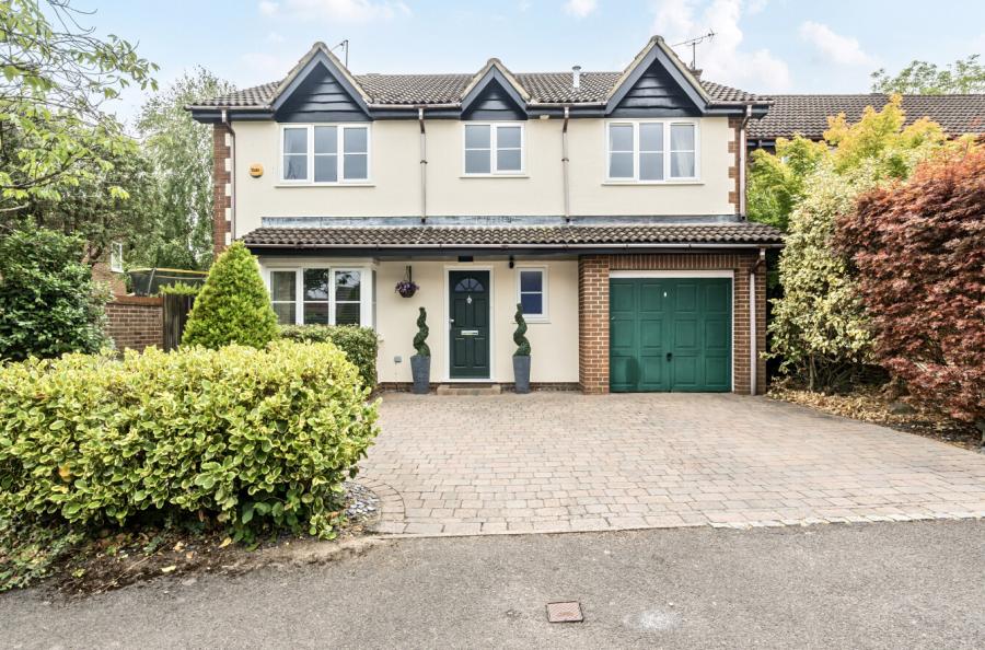 5 bedroom  detached house for sale