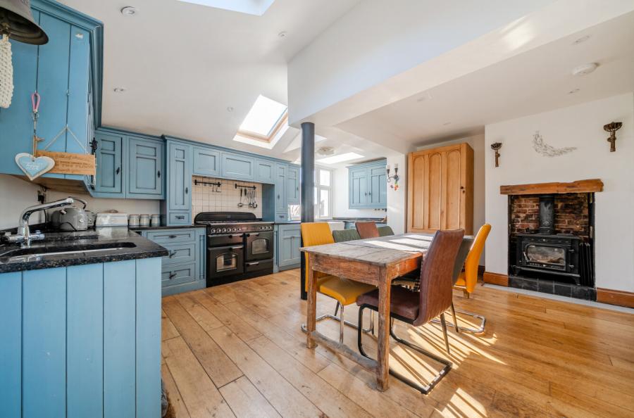 4 bedroom  detached detached house to rent