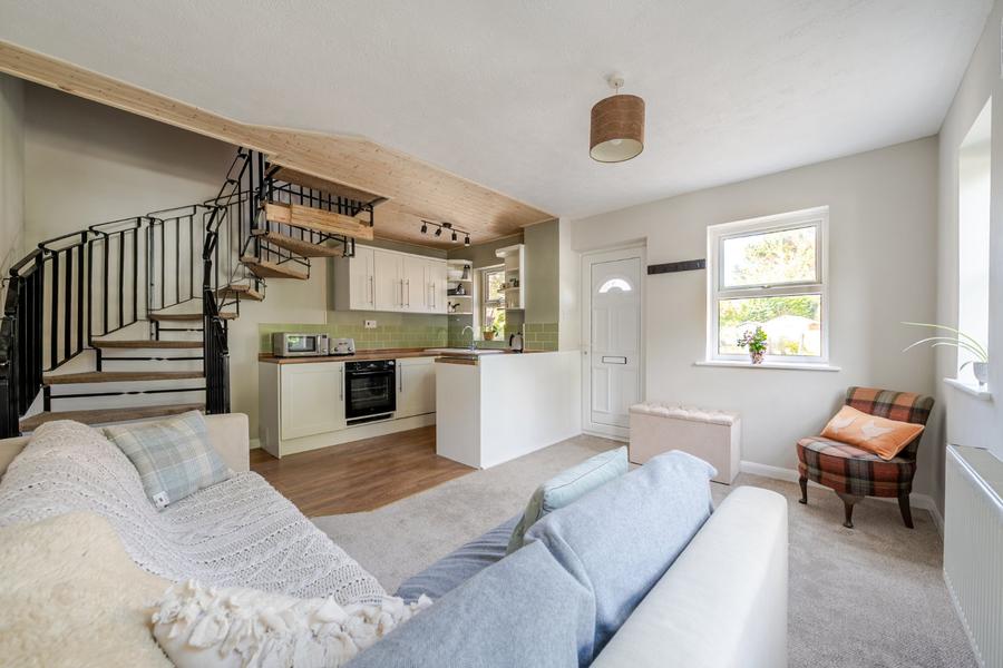 1 bedroom  semi-detached house for sale