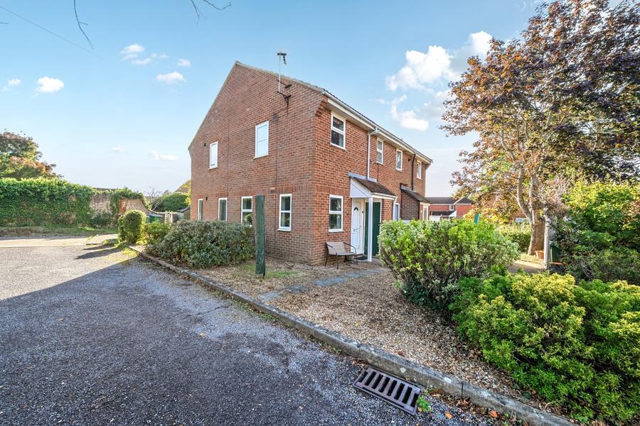 1 bedroom  semi-detached house for sale