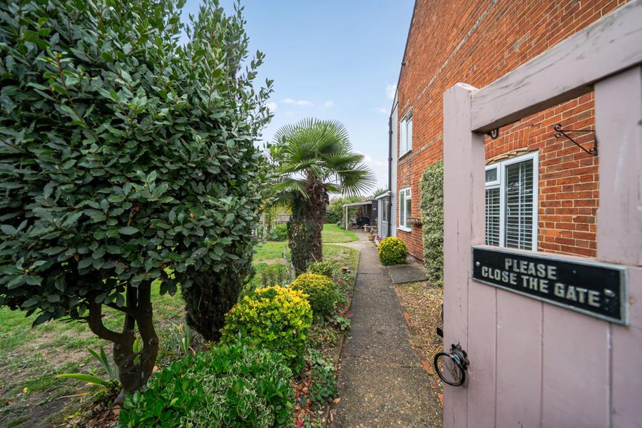 3 bedroom  semi-detached house to rent