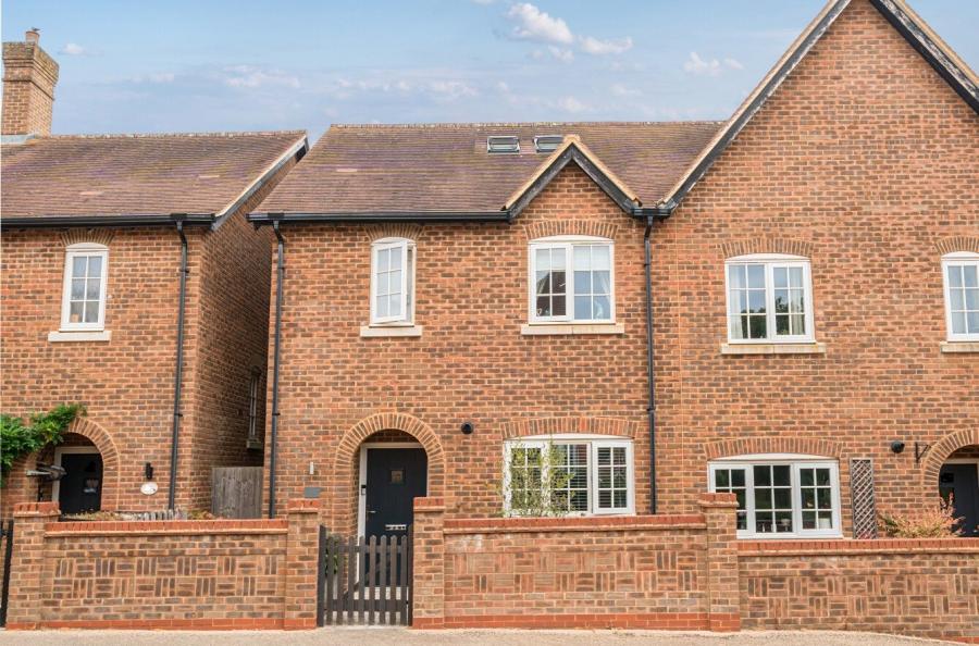 4 bedroom  semi-detached house for sale