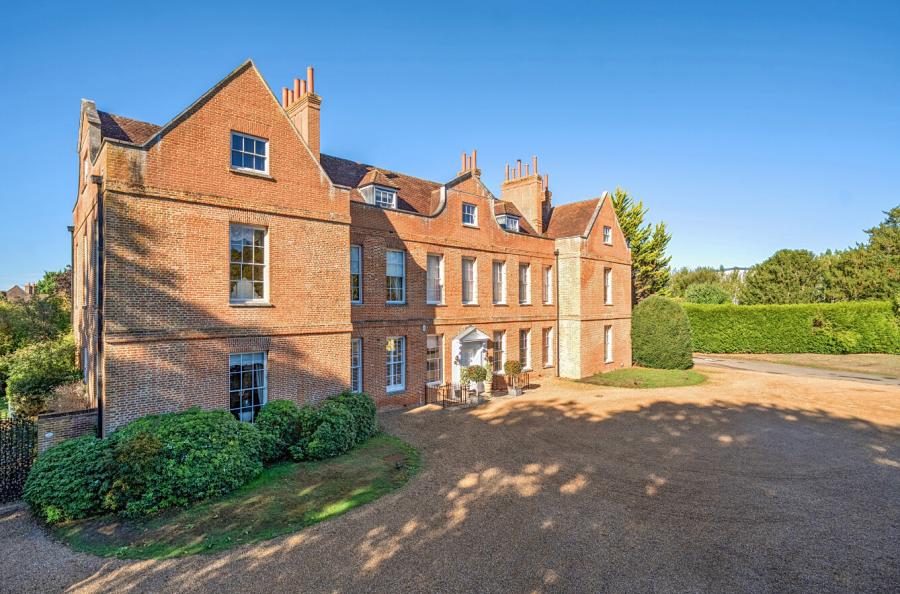 5 bedroom property for sale