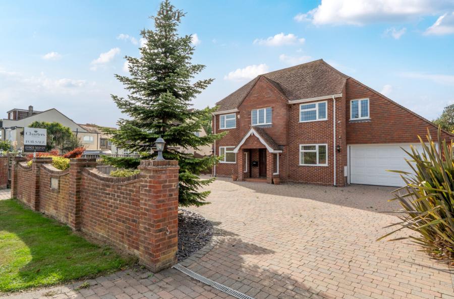 5 bedroom  detached house for sale