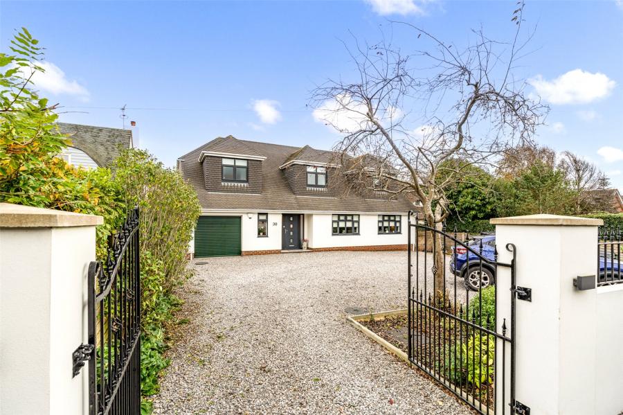 5 bedroom  detached house for sale