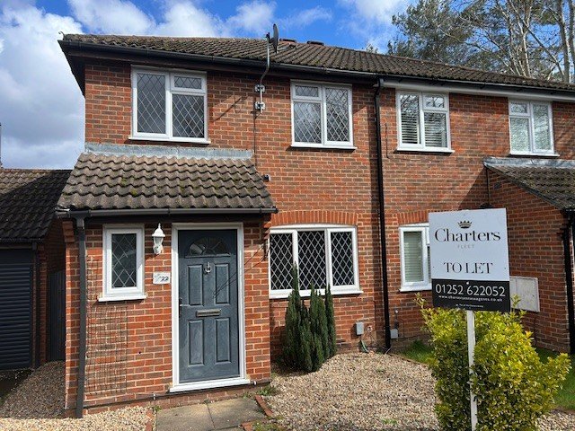 3 bedroom  semi-detached semi-detached house to rent