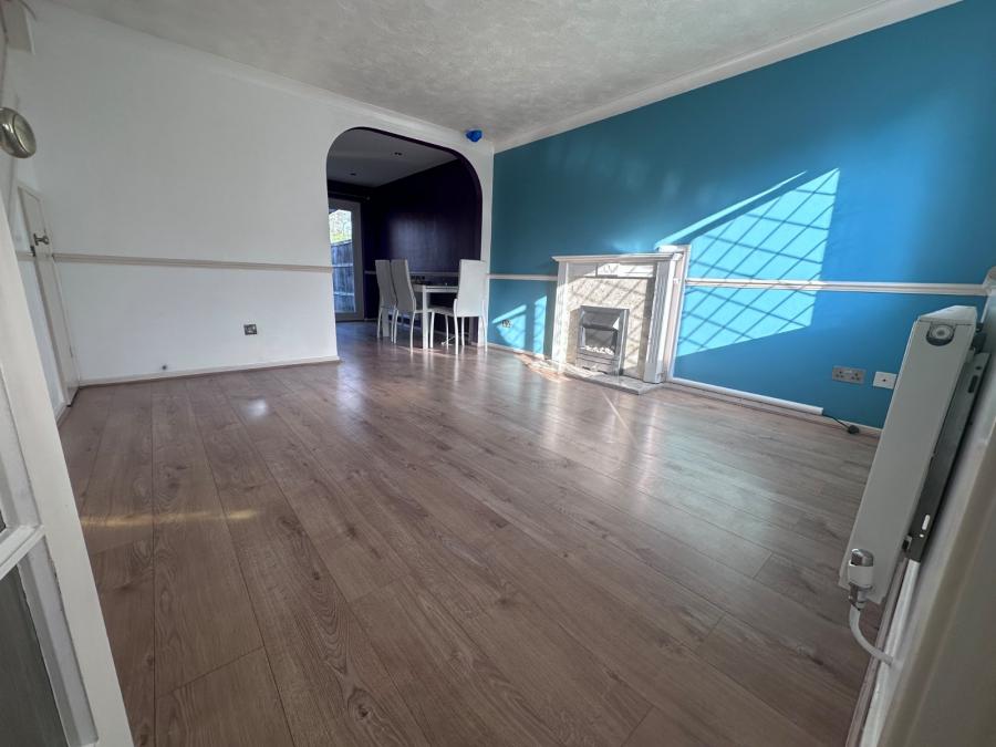 3 bedroom  semi-detached semi-detached house to rent
