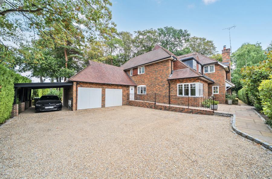 5 bedroom  detached house for sale