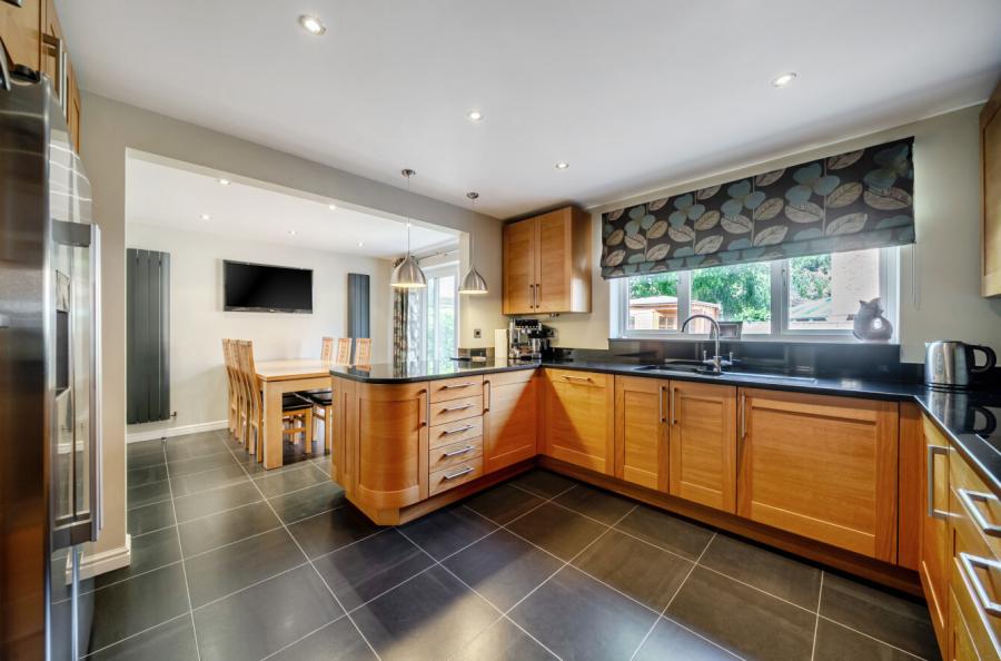 5 bedroom  detached house for sale
