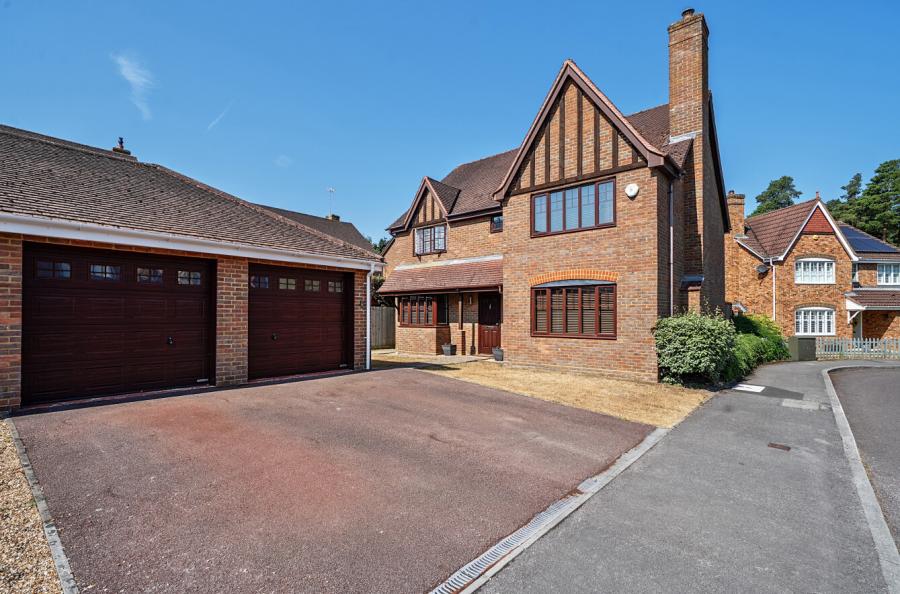 5 bedroom  detached house for sale
