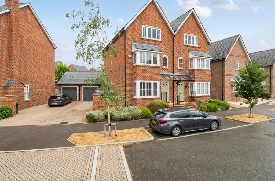 4 bedroom  semi-detached house for sale