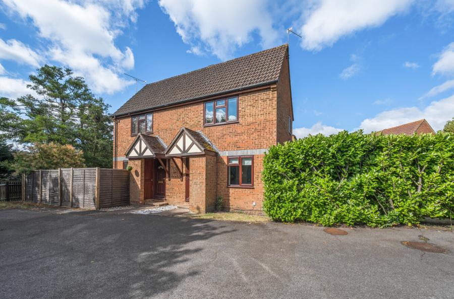 1 bedroom  semi-detached house for sale