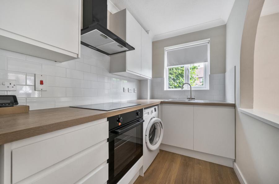 1 bedroom  semi-detached house for sale
