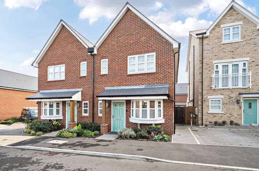 3 bedroom  semi-detached house for sale