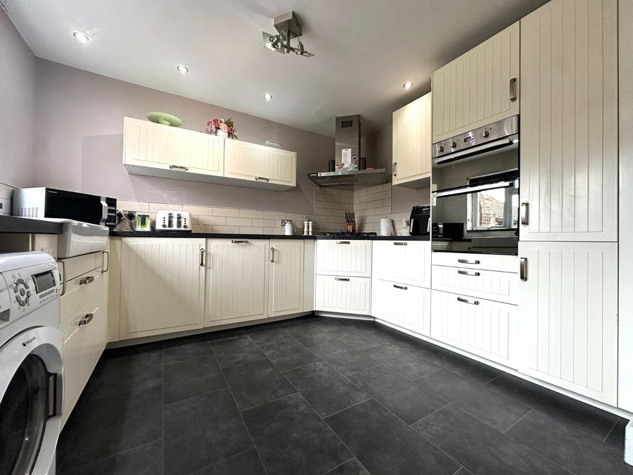 4 bedroom  semi-detached house to rent