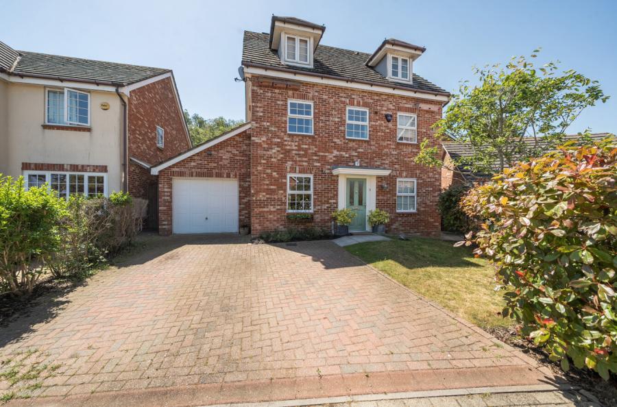 5 bedroom  detached house for sale