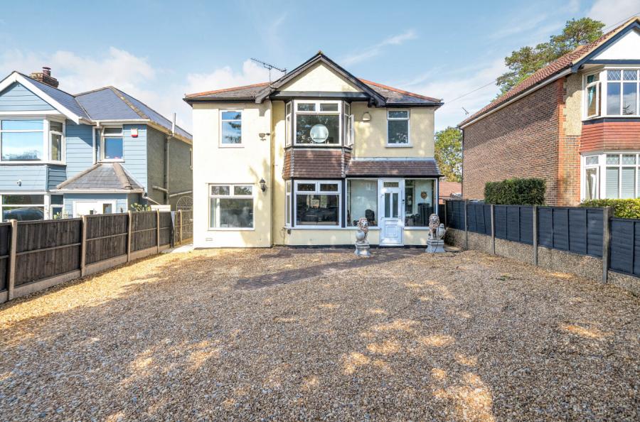 5 bedroom  detached house to rent