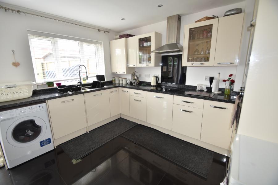4 bedroom  terraced house to rent