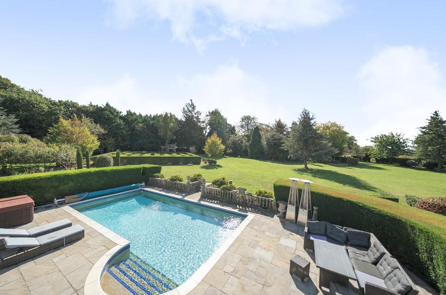 6 bedroom  detached garage/parking space for sale