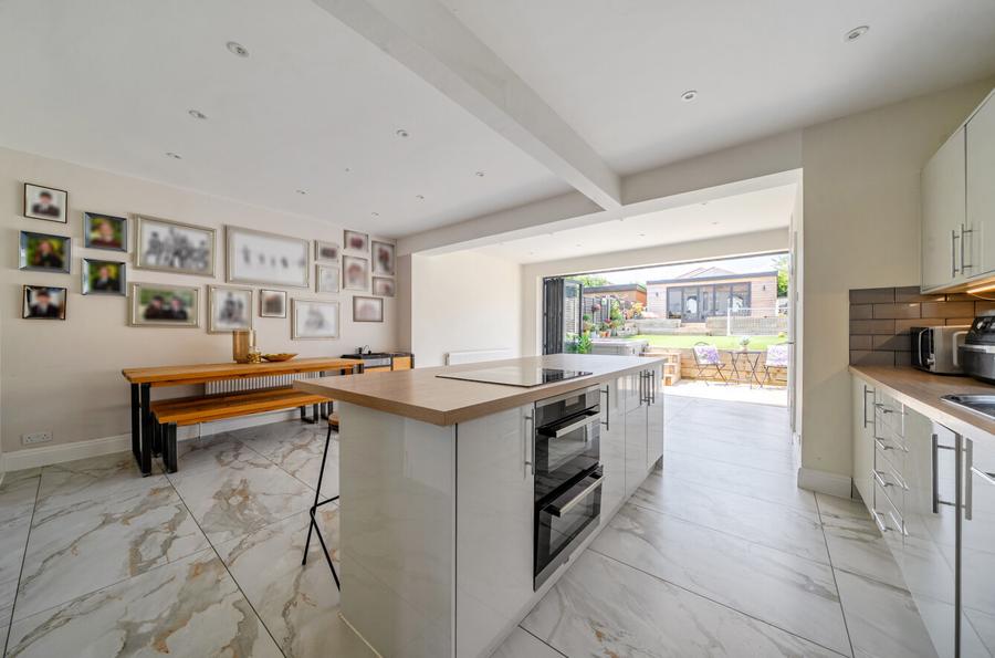 5 bedroom  semi-detached house for sale