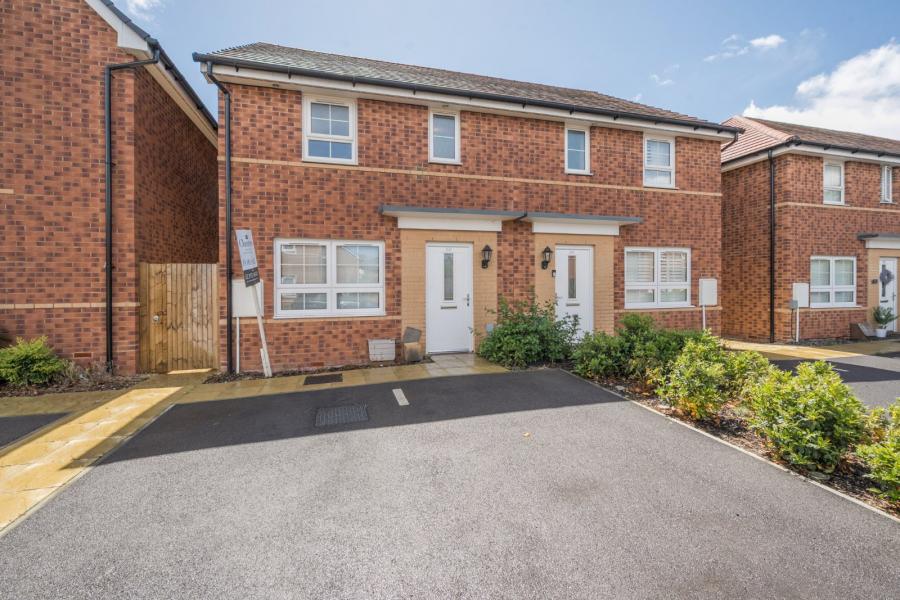 3 bedroom  semi-detached house for sale