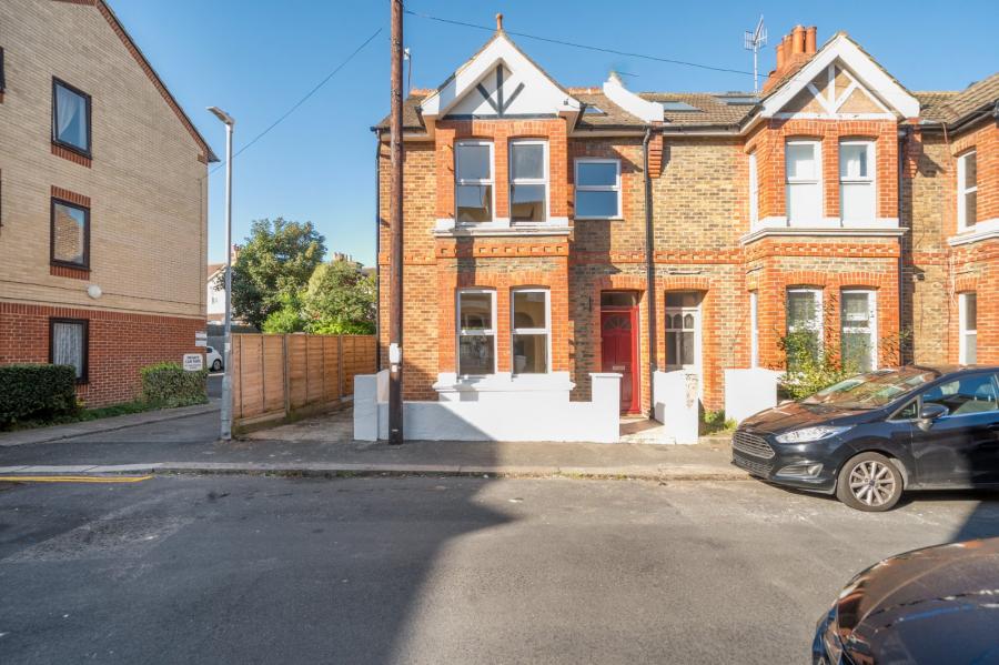 4 bedroom  semi-detached house to rent