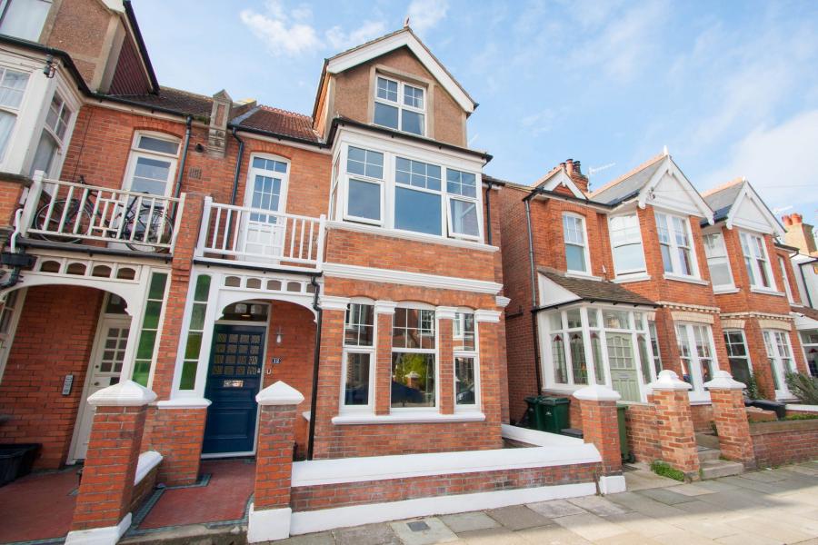 5 bedroom  semi-detached house to rent