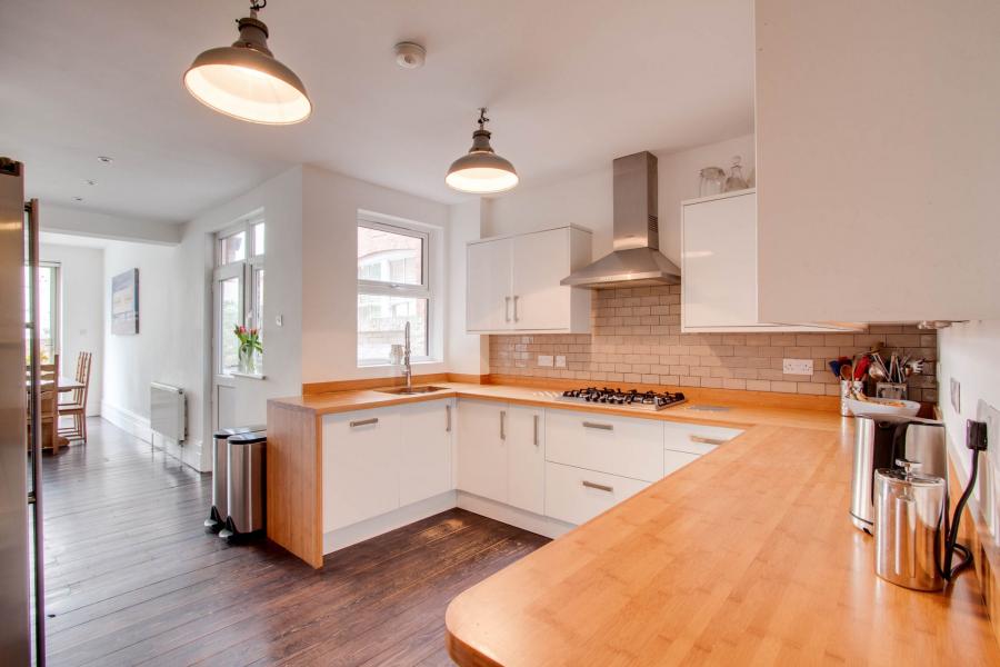 5 bedroom  semi-detached house to rent