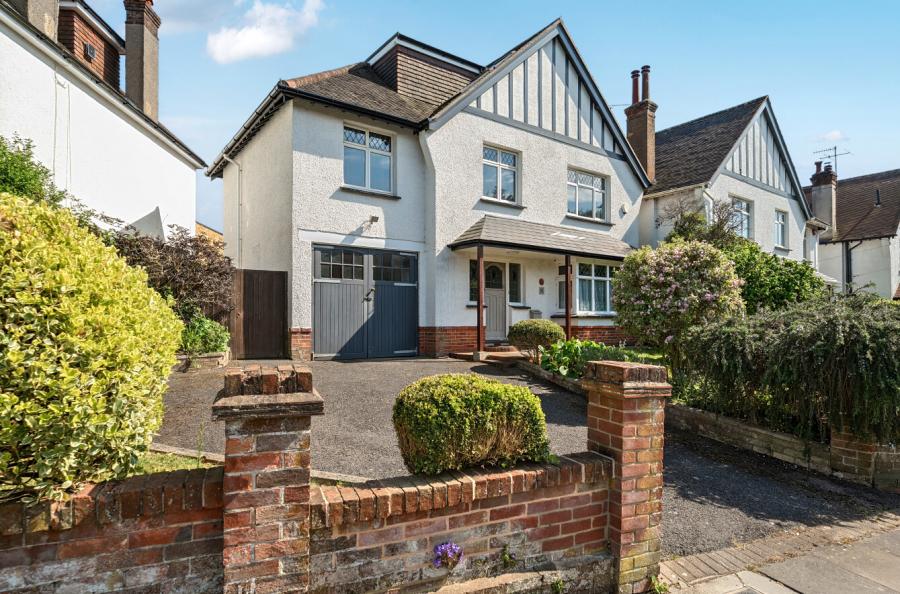 6 bedroom  detached house for sale