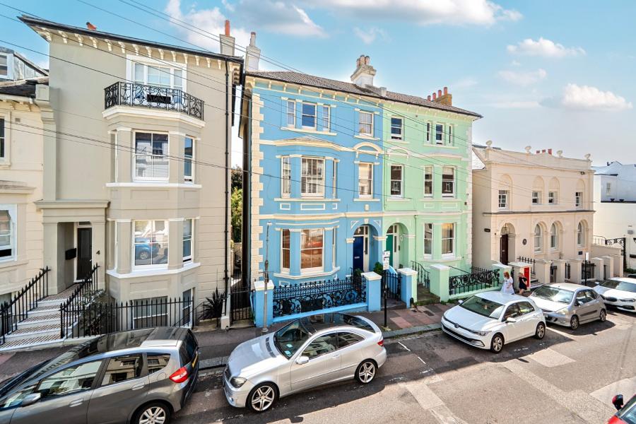 6 bedroom  semi-detached house for sale