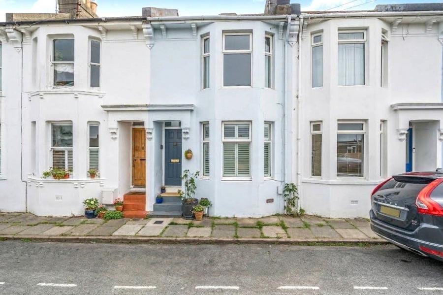 2 bedroom  terraced house for sale