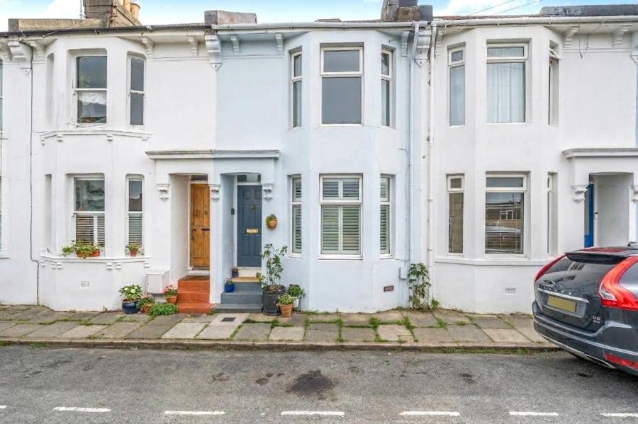 2 bedroom  terraced house for sale