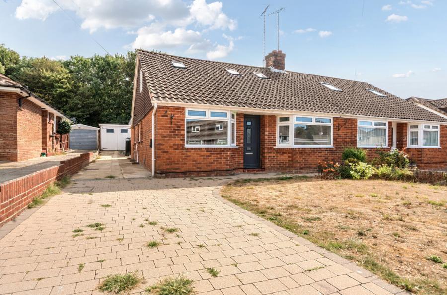 5 bedroom  semi-detached bungalow to rent