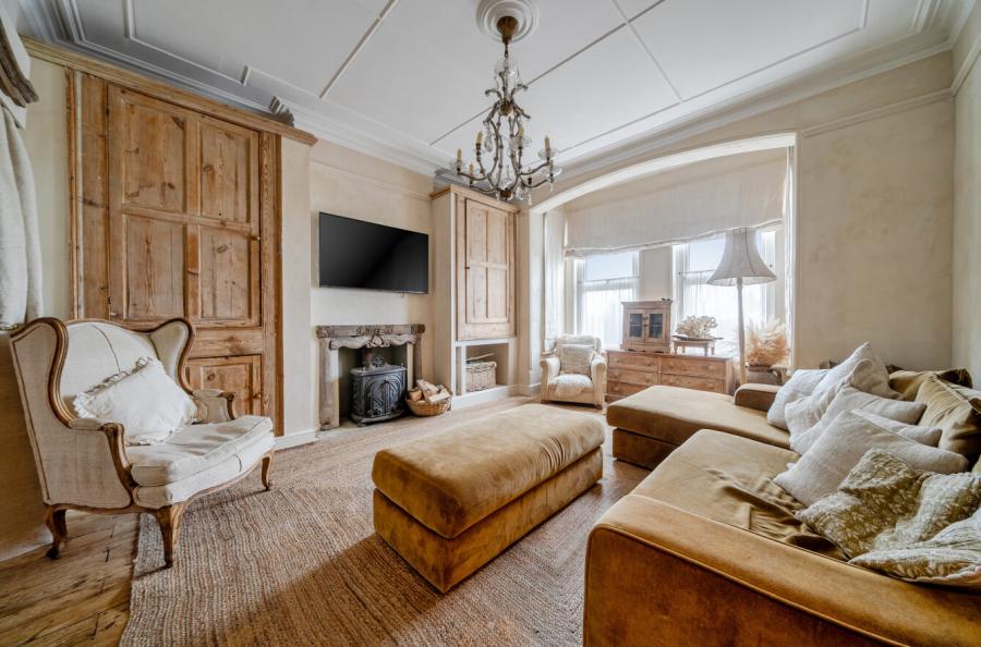 5 bedroom terraced house to rent