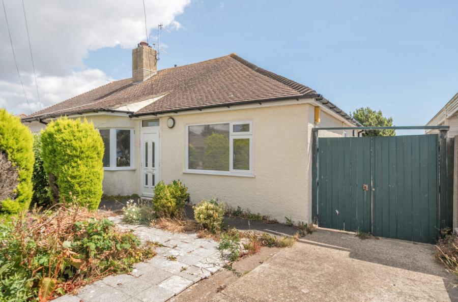 3 bedroom semi-detached bungalow to rent