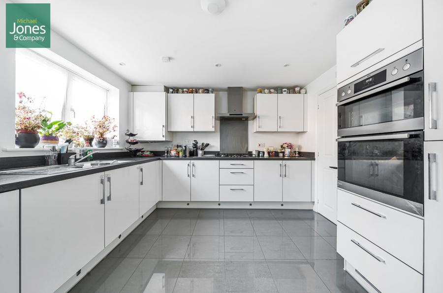 4 bedroom  detached house to rent