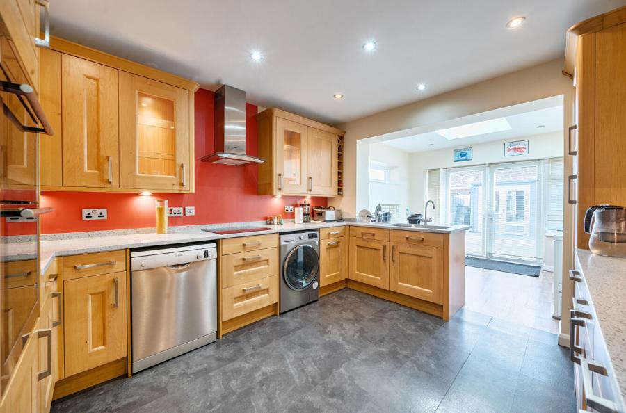5 bedroom  detached house to rent