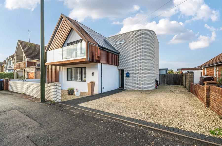 4 bedroom  detached house to rent