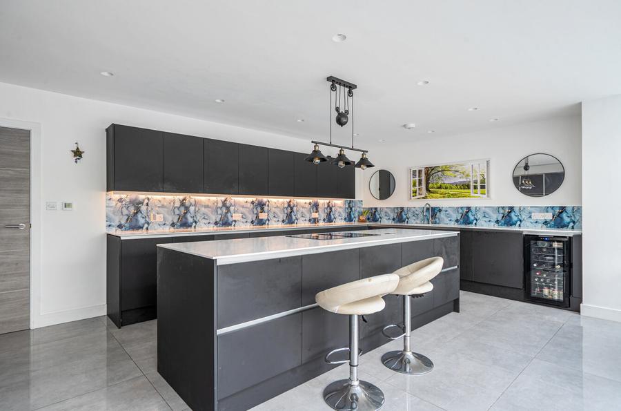 4 bedroom  detached house to rent