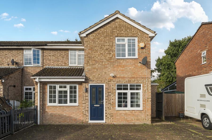 4 bedroom  semi-detached house to rent