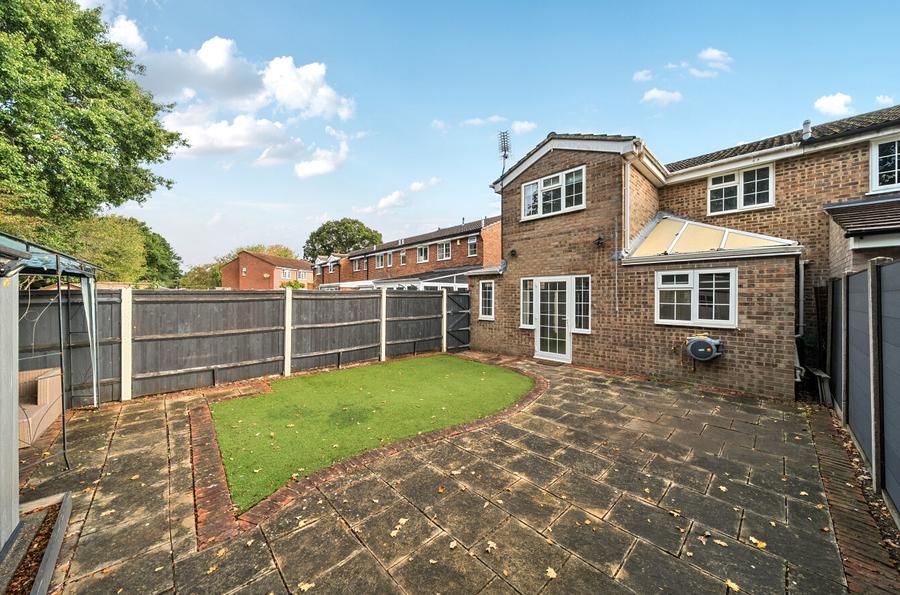 4 bedroom semi-detached house to rent